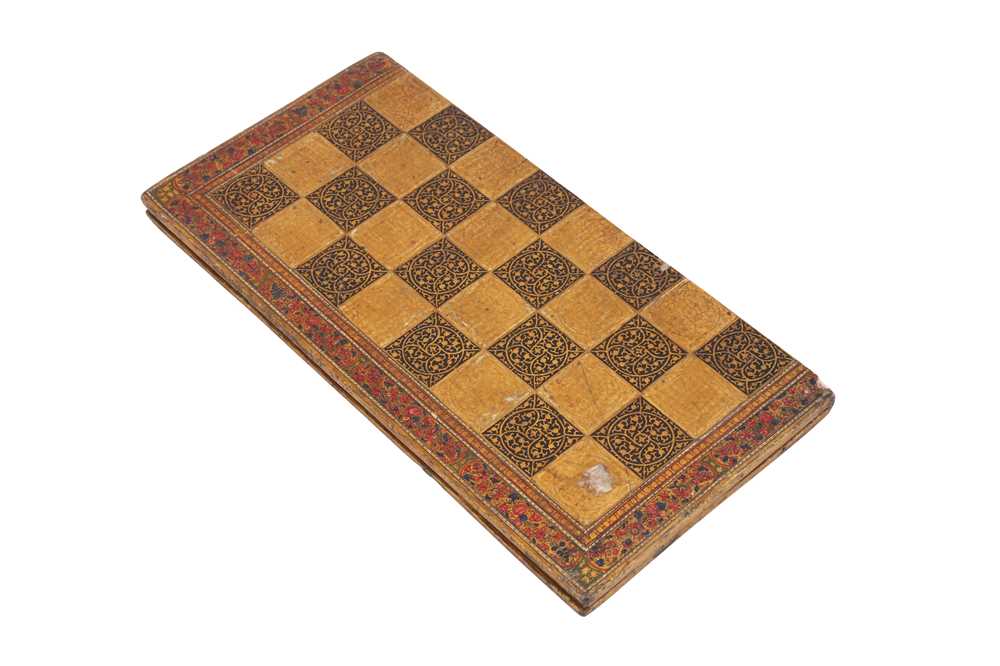 A DOUBLE-SIDED LACQUERED AND GILT CHESS AND BACKGAMMON BOARD Kashmir, Northern India, 19th century - Bild 3 aus 3