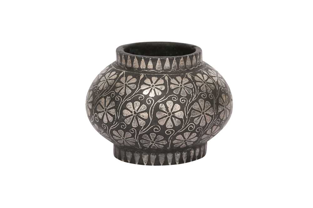 A MINIATURE SILVER-INLAID BIDRI INKWELL Bidar, Deccan, Central India, 18th - 19th century - Bild 2 aus 4