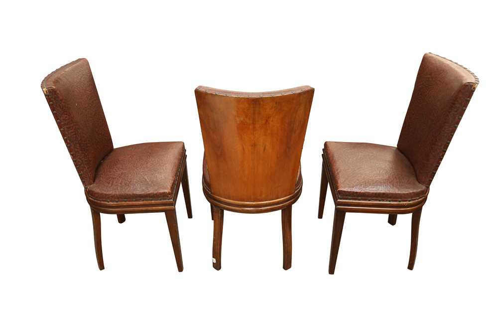 A SET OF SIX ART DECO WALNUT DINING CHAIRS - Bild 3 aus 3