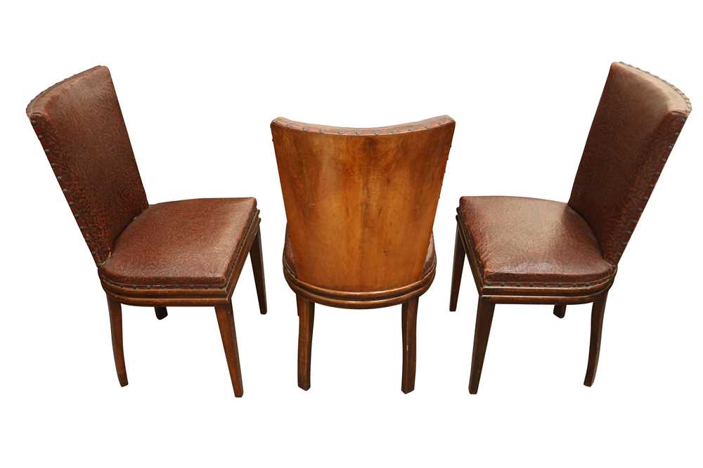 A SET OF SIX ART DECO WALNUT DINING CHAIRS - Bild 2 aus 3