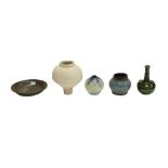 FIVE ITEMS OF STUDIO POTTERY, LATE 20th CENTURY