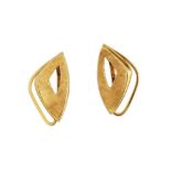 A PAIR OF EARRINGS