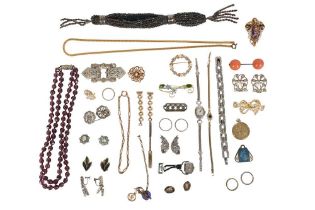 A SMALL COLLECTION OF COSTUME JEWELLERY
