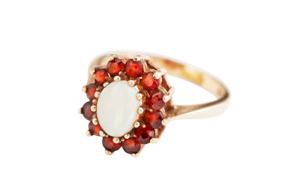 AN OPAL AND GARNET RING