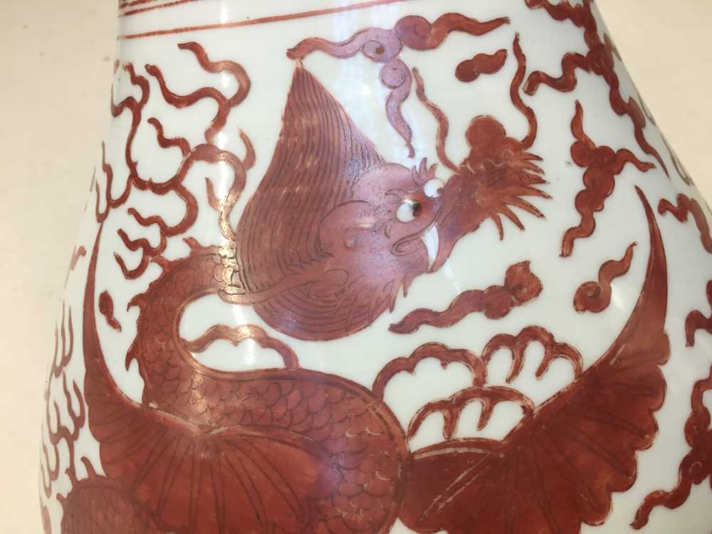 A LARGE CHINESE IRON RED-DECORATED 'DRAGON AND PHOENIX' VASE - Image 8 of 15