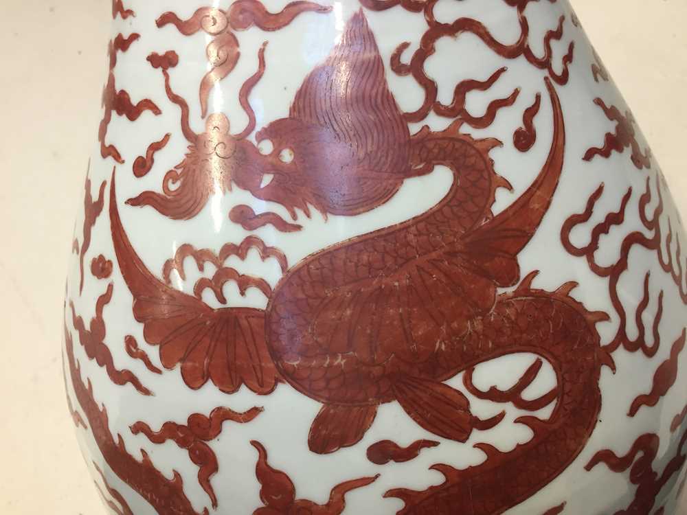 A LARGE CHINESE IRON RED-DECORATED 'DRAGON AND PHOENIX' VASE - Image 13 of 15