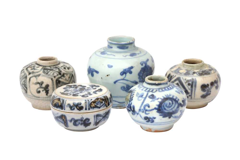 FOUR CHINESE BLUE AND WHITE JARLETS AND A COSMETIC BOX AND COVER - Image 2 of 2