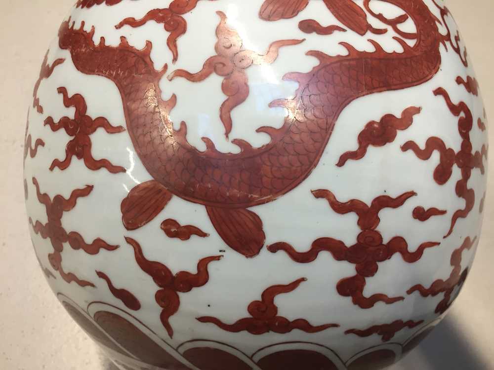 A LARGE CHINESE IRON RED-DECORATED 'DRAGON AND PHOENIX' VASE - Image 14 of 15