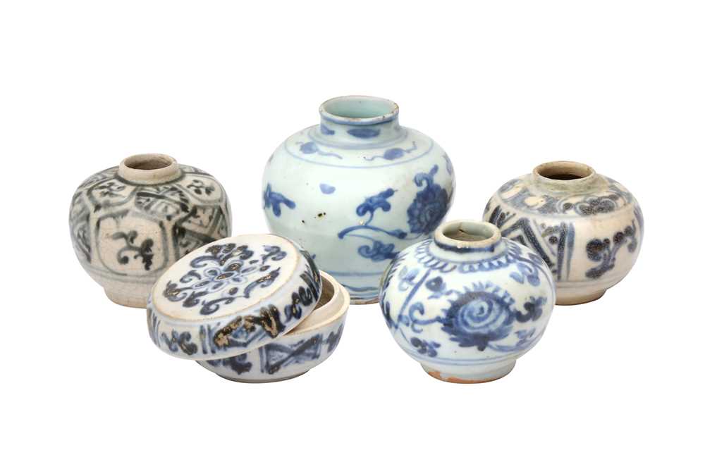 FOUR CHINESE BLUE AND WHITE JARLETS AND A COSMETIC BOX AND COVER