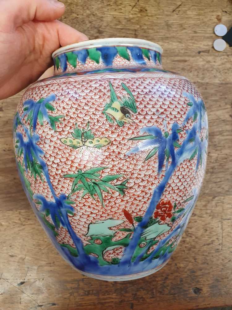 A CHINESE WUCAI 'BIRDS' JAR - Image 6 of 15