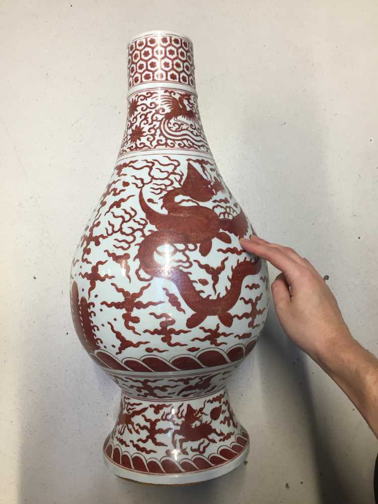 A LARGE CHINESE IRON RED-DECORATED 'DRAGON AND PHOENIX' VASE - Image 10 of 15