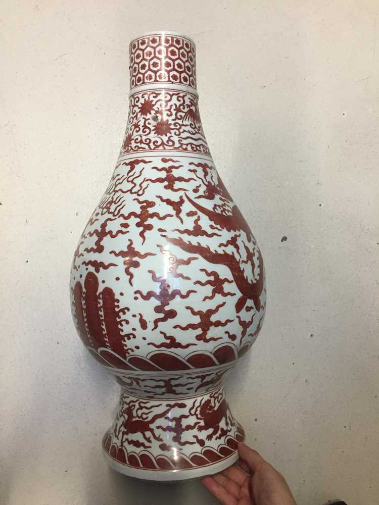 A LARGE CHINESE IRON RED-DECORATED 'DRAGON AND PHOENIX' VASE - Image 9 of 15
