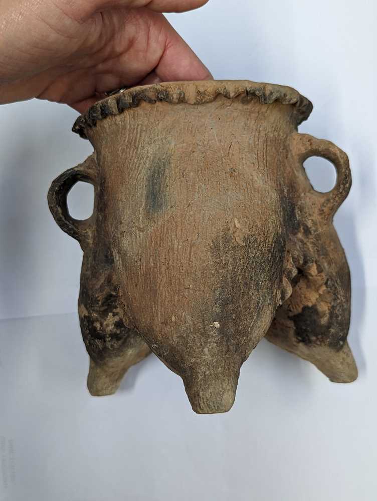 A CHINESE QIJIA CULTURE POTTERY TRIPOD LI VESSEL - Image 2 of 14