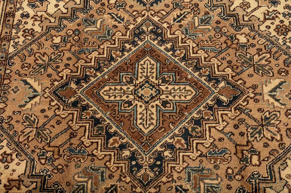 A FINE HERIZ CARPET, NORTH-WEST PERSIA - Image 4 of 8