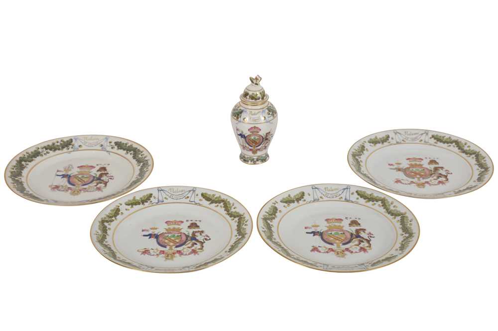 FOUR SAMSON PLATES AND A TEA URN AFTER NELSON'S SERVICE PATTERN, 19TH CENTURY,