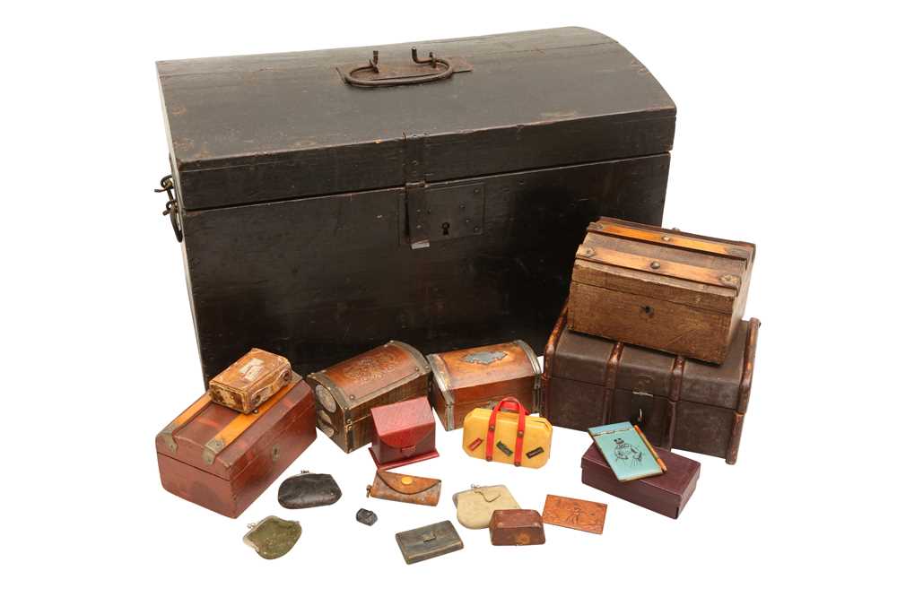 A COLLECTION OF MINIATURE DOLLS' LUGGAGE AND SMALL TRUNKS