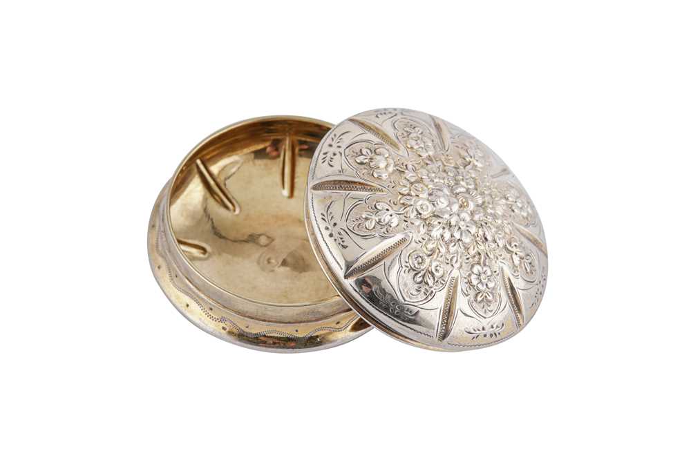AN EARLY 20TH CENTURY FRENCH 950 STANDARD PARCEL GILT SILVER SNUFF BOX OR PILL BOX, PARIS CIRCA 1900 - Image 2 of 3