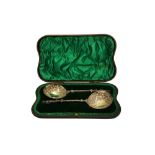 A CASED SET OF VICTORIAN STERLING SILVER GILT FRUIT SERVING SPOONS, LONDON 1900 BY WAKLEY AND WHEELE