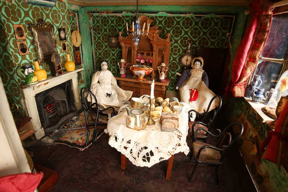 A 19TH CENTURY PAINTED DOLLS HOUSE 'THE TOWN HOUSE' - Image 5 of 14