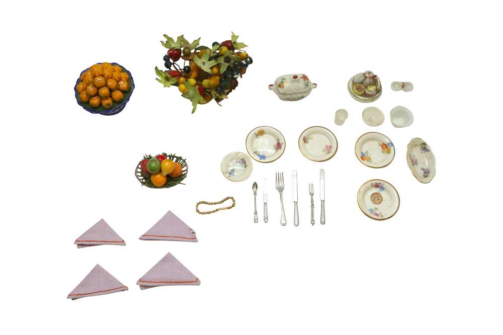 A COLLECTION OF DOLLS HOUSE DECORATIVE KITCHENWARES