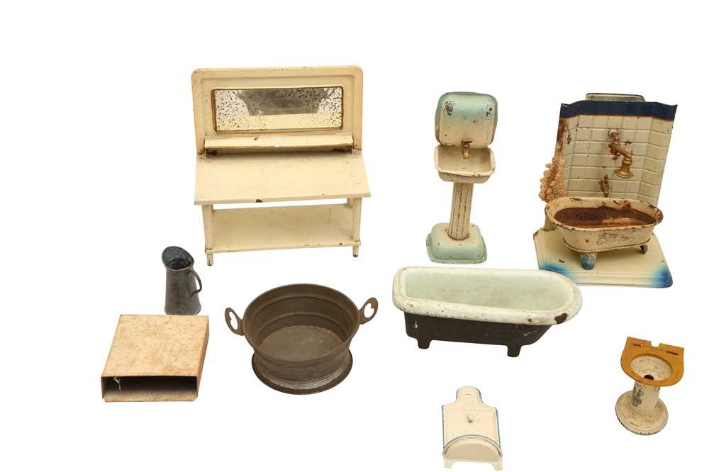 A COLLECTION OF TIN AND ENAMEL DOLLS HOUSE BATHROOM FURNITURE - Image 2 of 3