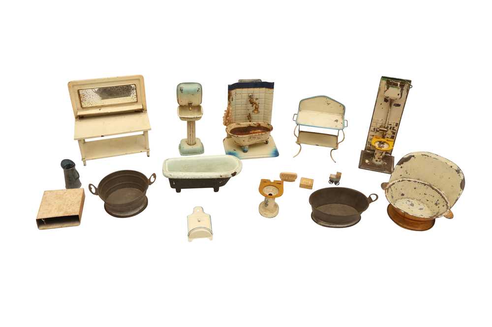 A COLLECTION OF TIN AND ENAMEL DOLLS HOUSE BATHROOM FURNITURE