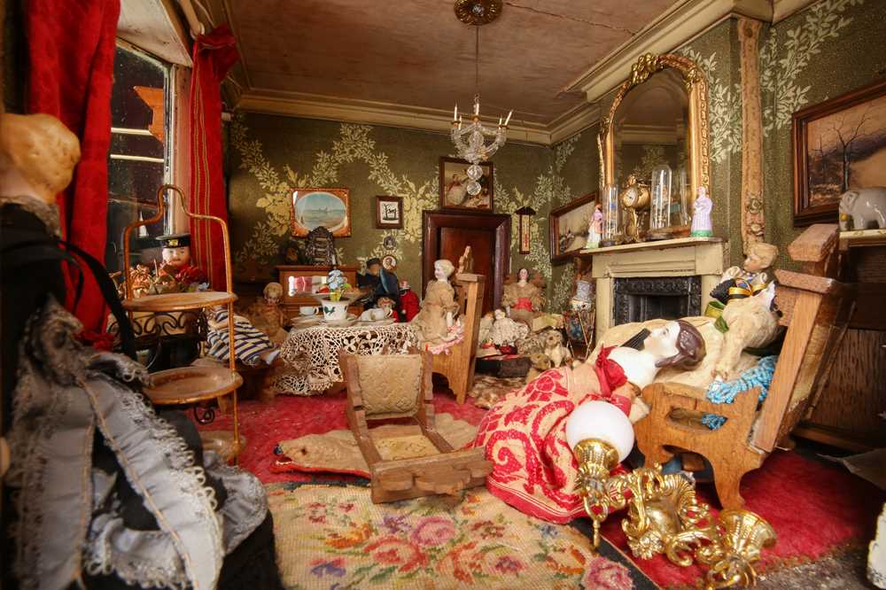 A 19TH CENTURY PAINTED DOLLS HOUSE 'THE TOWN HOUSE' - Image 9 of 14