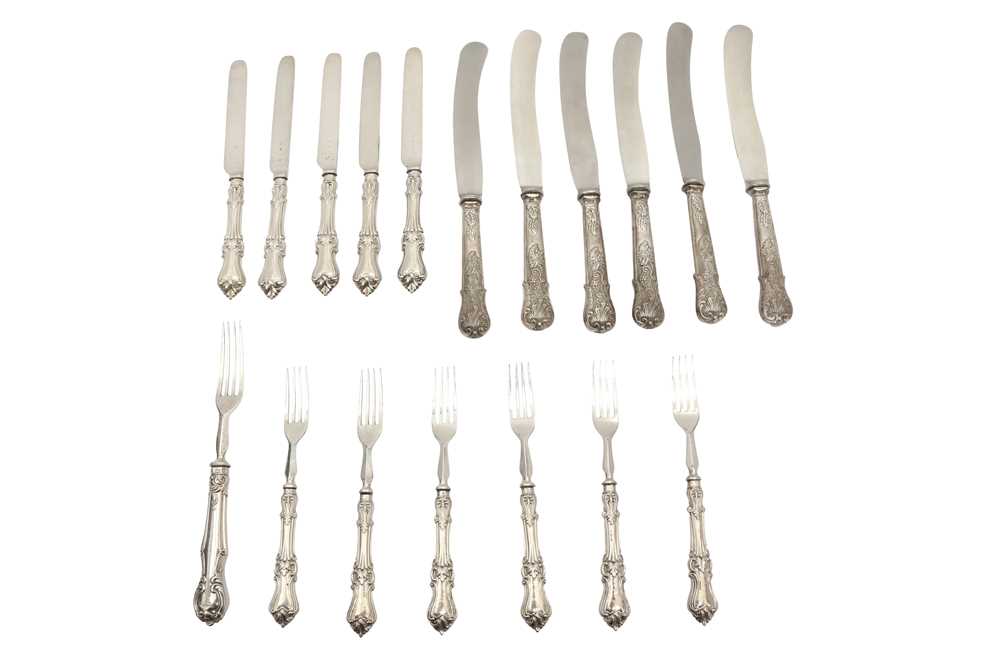 A SET OF VICTORIAN STERLING SILVER HANDLED FRUIT EATERS, SHEFFIELD CIRCA 1850 BY THOMAS SANSOM