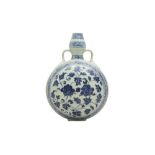 A CHINESE MING STYLE BLUE AND WHITE PORCELAIN MOON FLASK