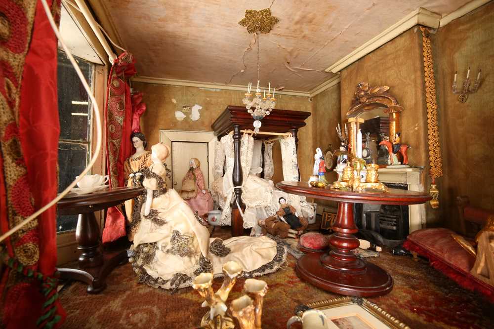 A 19TH CENTURY PAINTED DOLLS HOUSE 'THE TOWN HOUSE' - Image 8 of 14