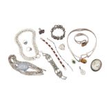 A MISCELLANEOUS COLLECTION OF SILVER JEWELLERY