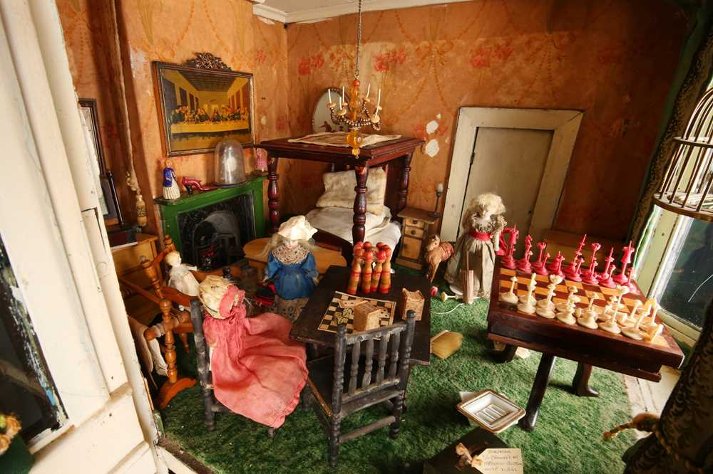 A 19TH CENTURY PAINTED DOLLS HOUSE 'THE TOWN HOUSE' - Image 7 of 14