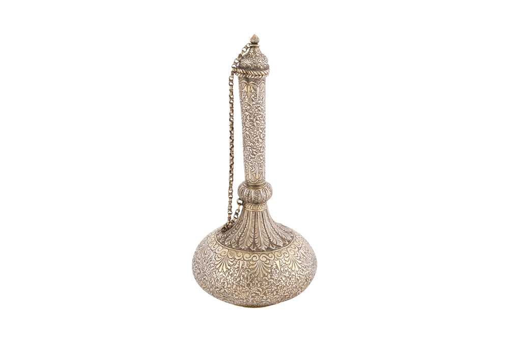 A LATE 19TH CENTURY ANGLO – INDIAN UNMARKED SILVER PARCEL GILT SMALL WATER BOTTLE (SURAHI), LUCKNOW