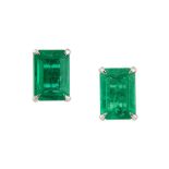 A pair of emerald earstuds