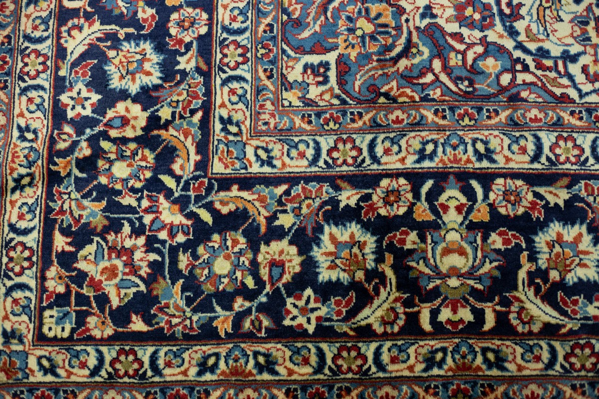 A central Persian Isfahan carpet, - Bild 3 aus 4