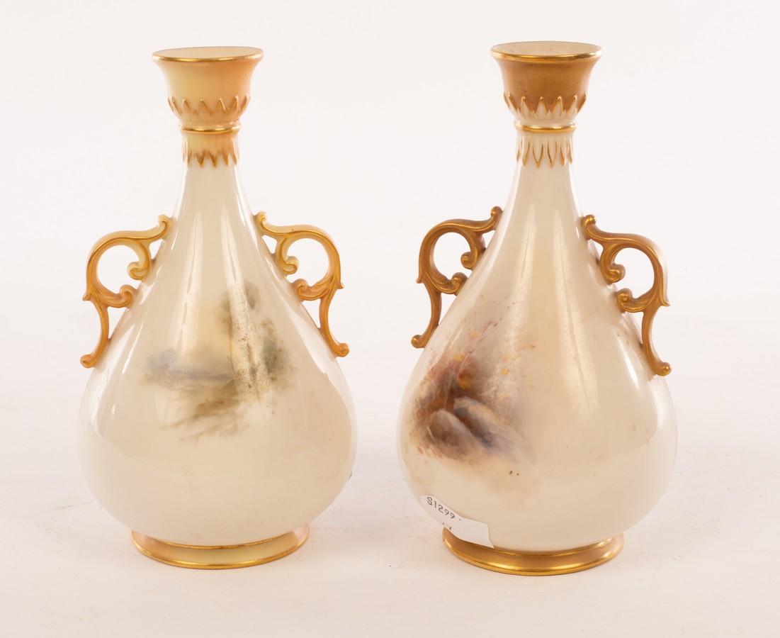 Two Royal Worcester vases, each with pierced gilt handles, - Bild 3 aus 4