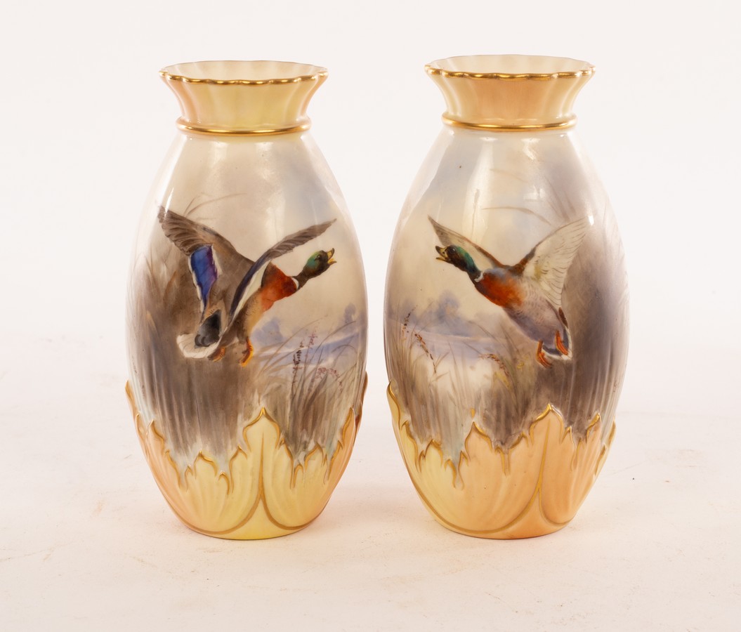 A pair of Royal Worcester baluster vases with gilt rimmed frilled necks and gilt edged foliate band - Bild 2 aus 3