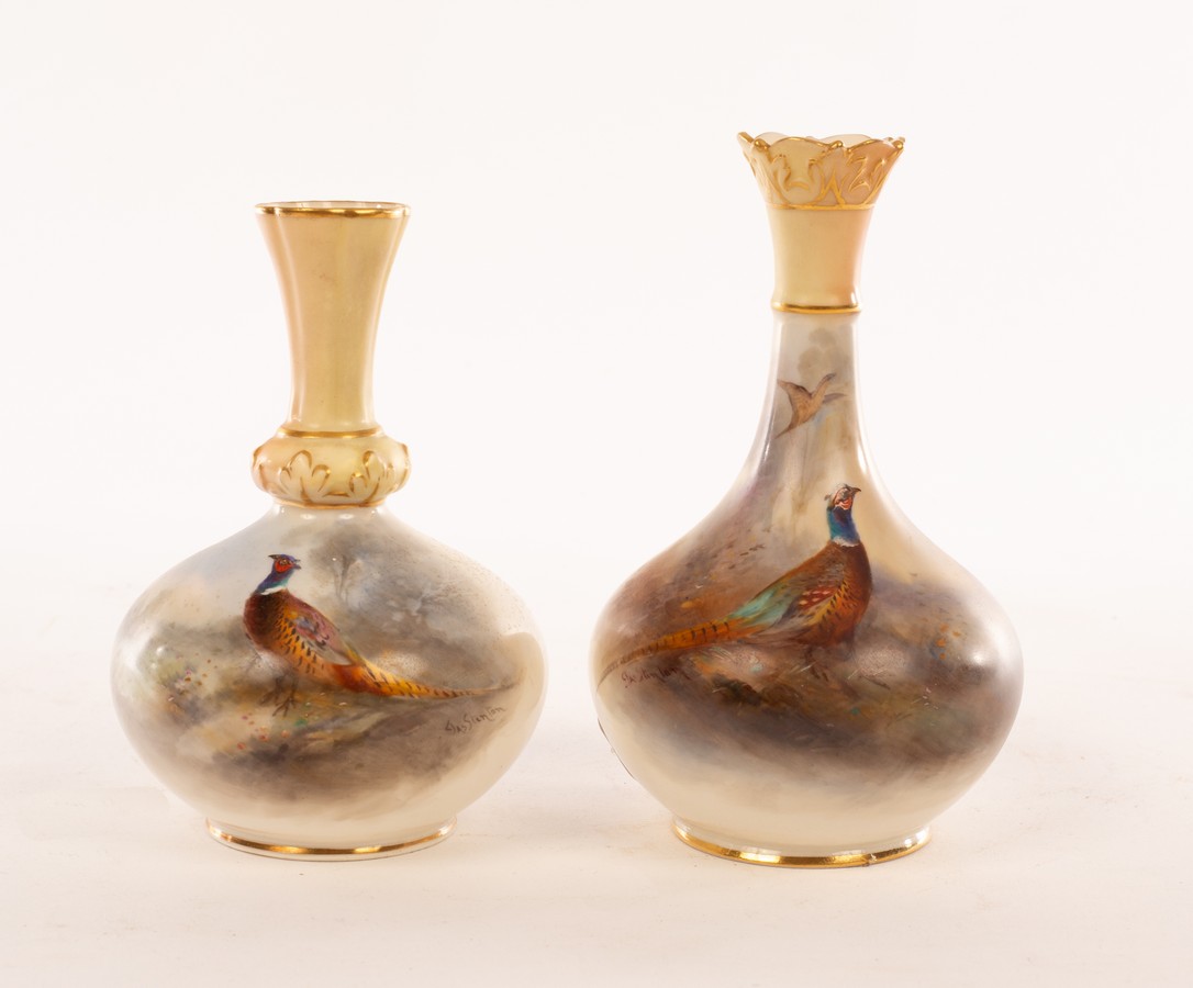Two Royal Worcester vases, each with narrow blush ivory neck highlighted with gilt, - Bild 2 aus 8