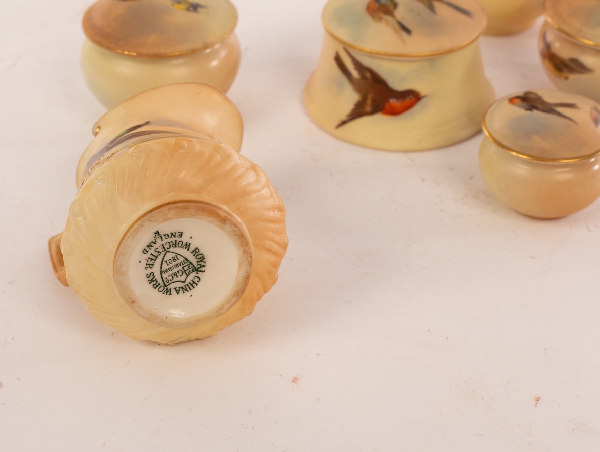 Four Royal Worcester miniature lidded boxes of circular form painted birds in flight, 5. - Bild 2 aus 2