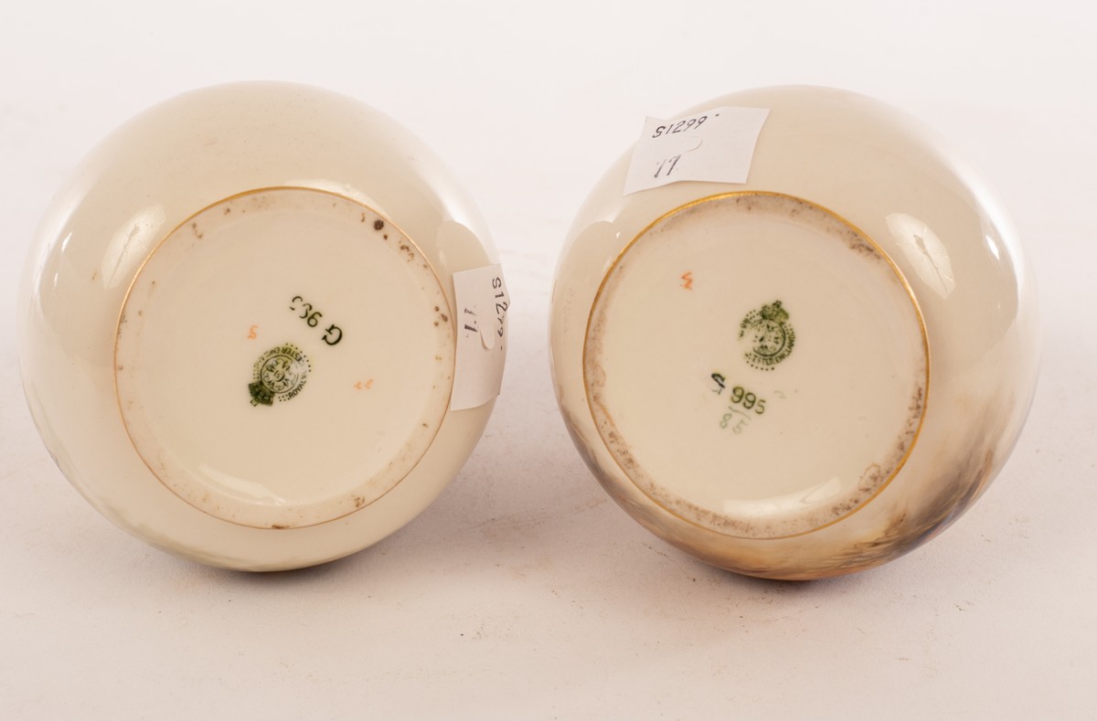 Two Royal Worcester vases, each with pierced gilt handles, - Bild 4 aus 4