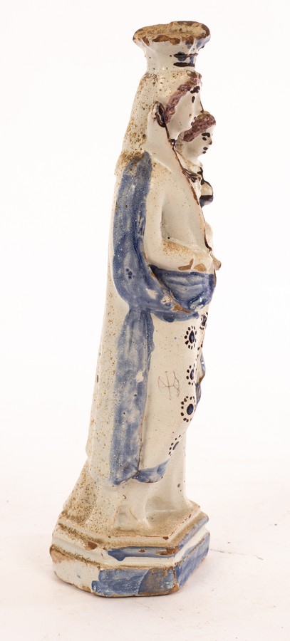 An 18th Century faience figure of the Virgin and Child, perhaps Nevers, - Bild 2 aus 5