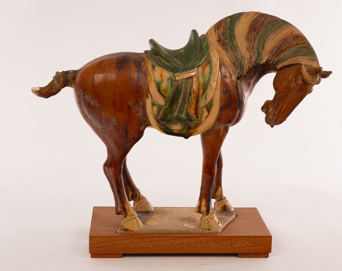 A Chinese sancai glazed horse on plinth, 20th Century, - Bild 3 aus 5