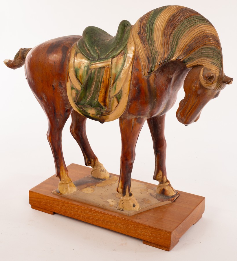 A Chinese sancai glazed horse on plinth, 20th Century, - Bild 5 aus 5