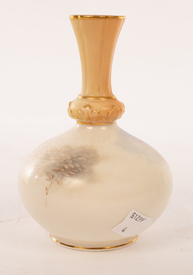 Two Royal Worcester vases, each with narrow blush ivory neck highlighted with gilt, - Bild 4 aus 8