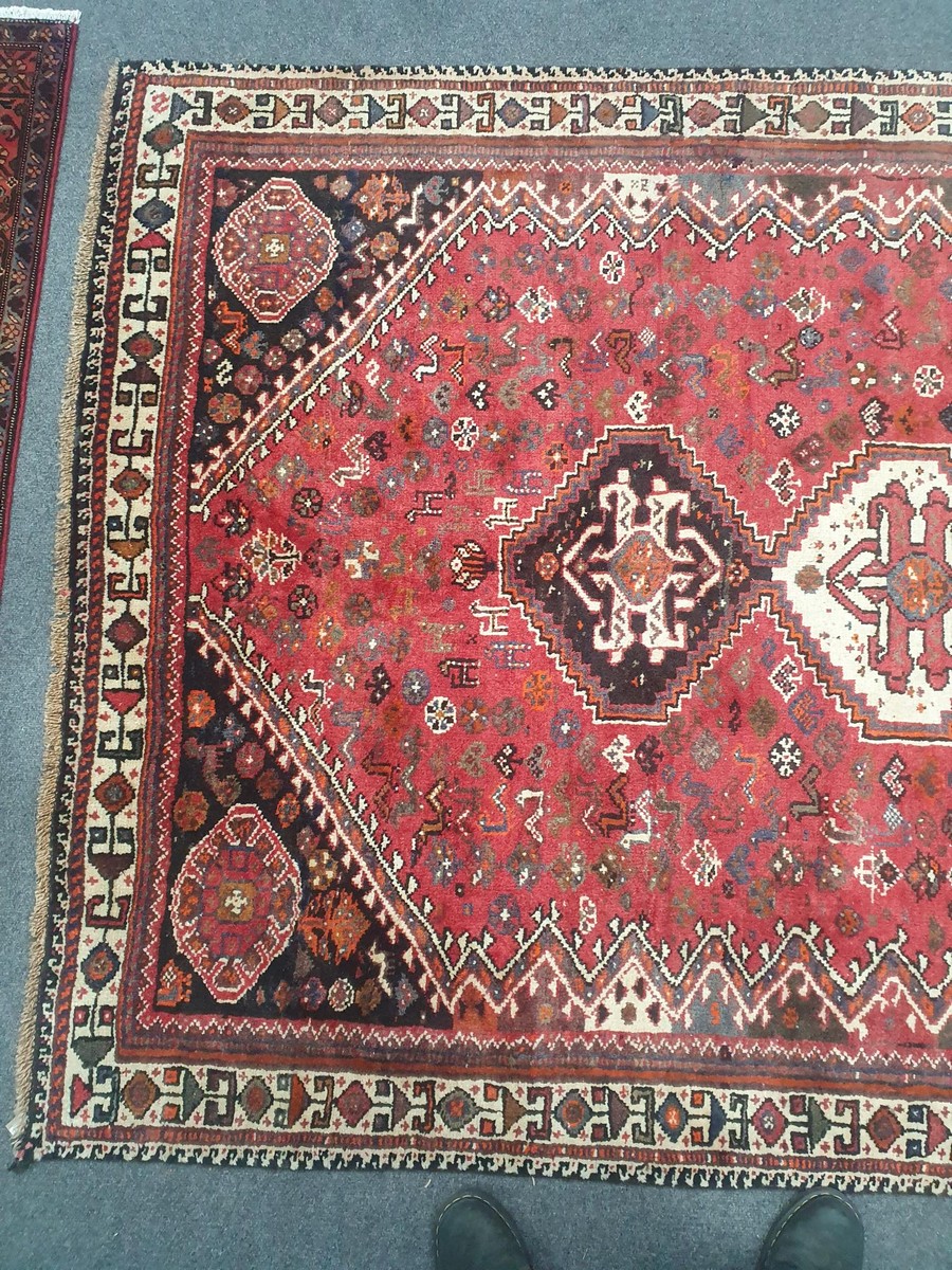 A South West Persian Qashgai carpet, - Bild 6 aus 7