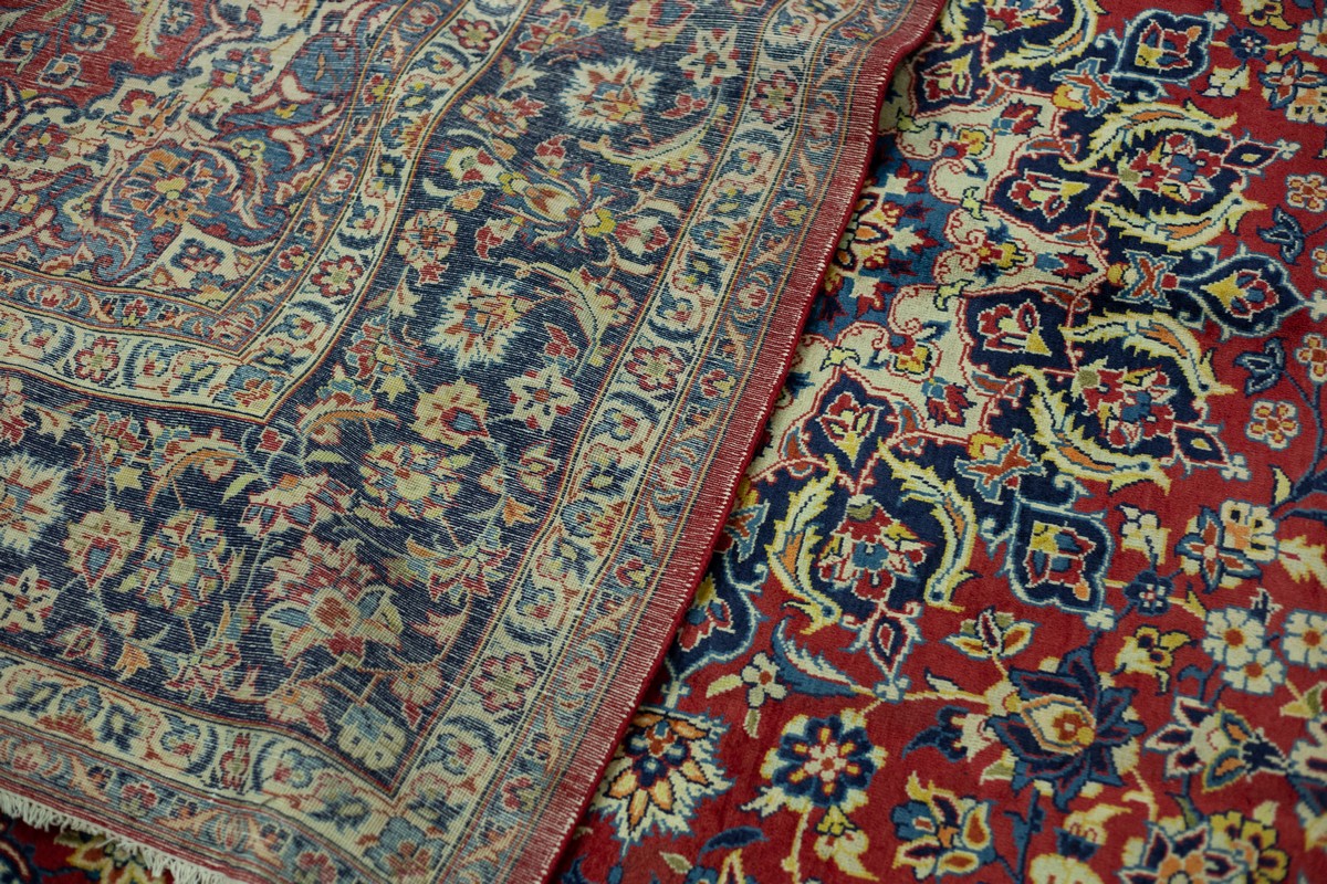 A central Persian Isfahan carpet, - Bild 4 aus 4