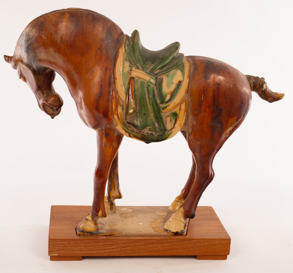 A Chinese sancai glazed horse on plinth, 20th Century, - Bild 4 aus 5