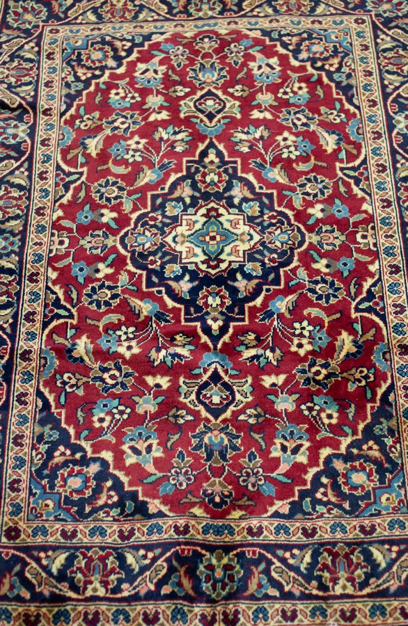 A Kashan rug, - Bild 2 aus 3