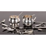 A silver cream jug, London 1908, with reeded loop handle, six seal top coffee spoons,