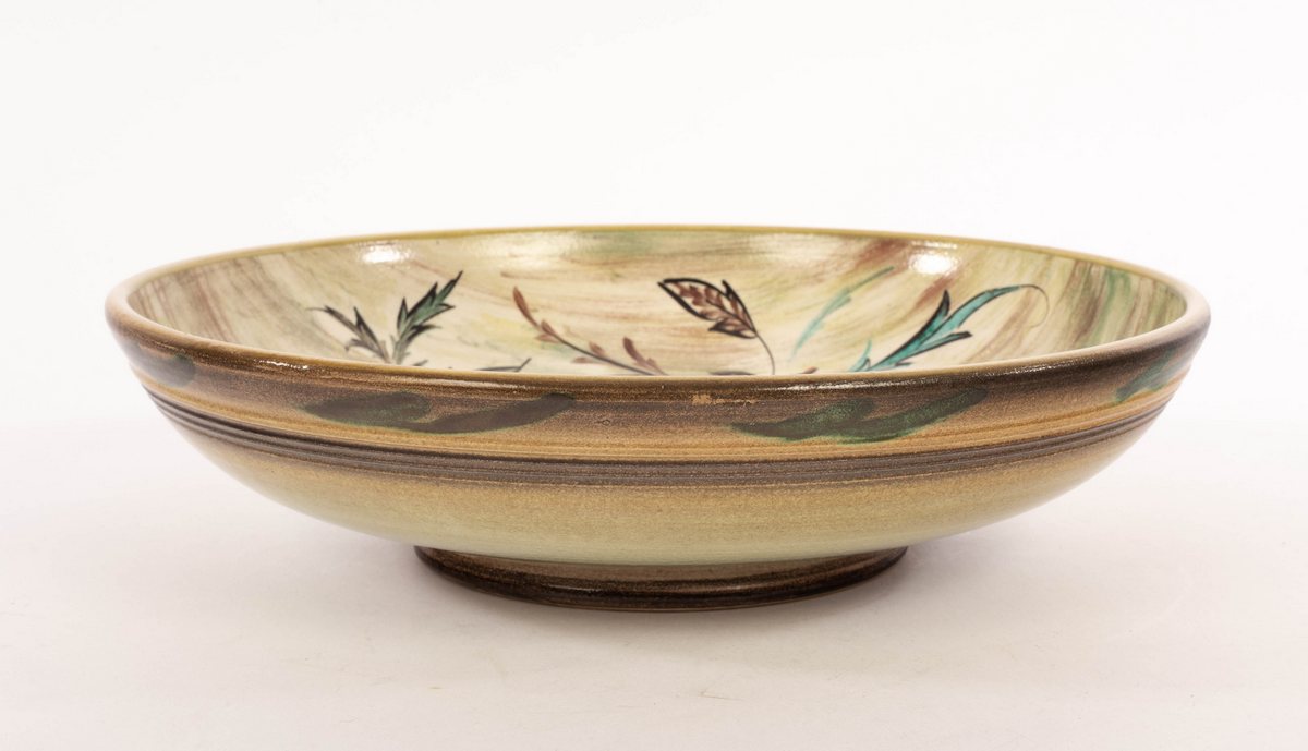 Glyn Colledge (1922-2000), a large pottery bowl with floral decoration to a green and grey ground, - Bild 2 aus 4